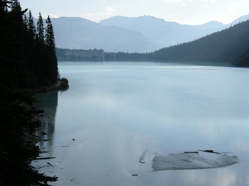 DSCN2100.JPG - Lake Louise, cloud blocked the sunshine on the hotel