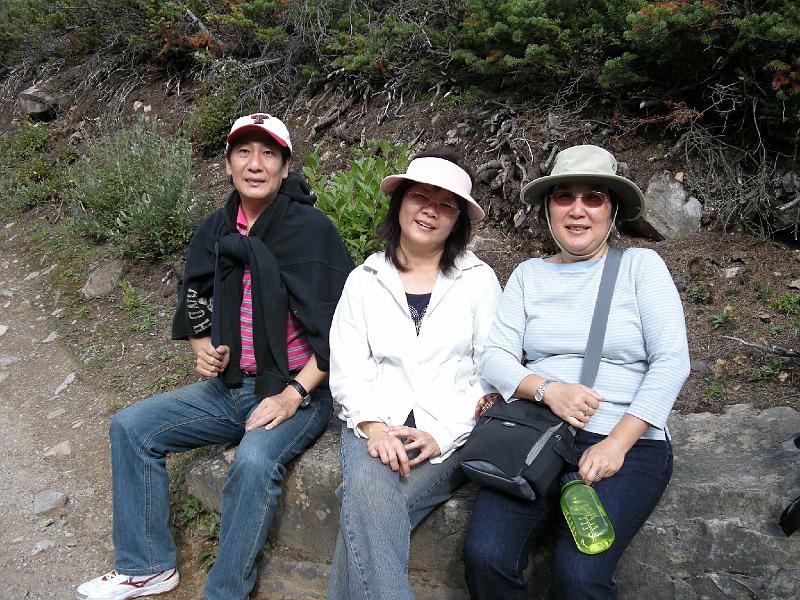 DSCN2106.JPG - Plain of the Six Glaciers hike: one of the many breaks