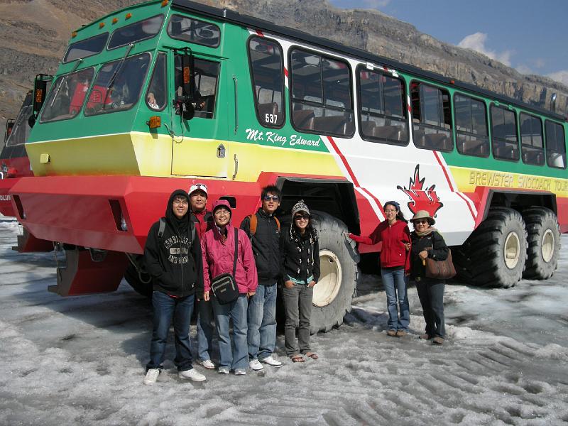 DSCN2161.JPG - Columbia Icefield, big wheel bus